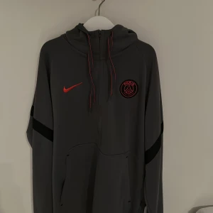 Nike x psg tröja  - Detta e en Nike x psg tröja som man både kan ha för träning och till en outfit. Det är storlek s. Den är i väldigt fint skick. Den kostar ny va 900-1000. Jag kommer sälja denna för 500 men pris kan diskuteras. 