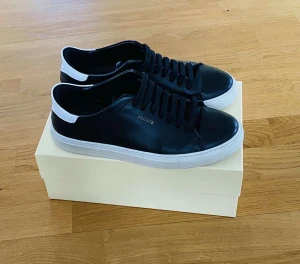 Axel Arigato skor strl 40 - Säljer Axel Arigato skor. Bra skick i strl 40.  // Max