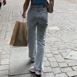 Ljusblå jeans Ginatricot - Ljusblå jeans från Gina Tricot. Liten slits på utsidan av foten. Bra skick! Stl 34. True to size! Säljer då de blivit för små för mig. 
