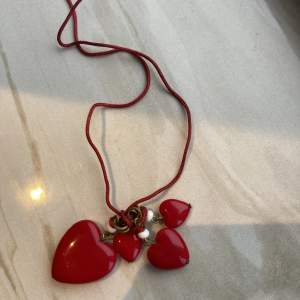 Ett så fint rött halsband med 4 olika stora hjärtan på men vit detalj.  Köpt på en super gullig marknad av en kvinna som gjorde dem förhand❤️  Aldrig använd.