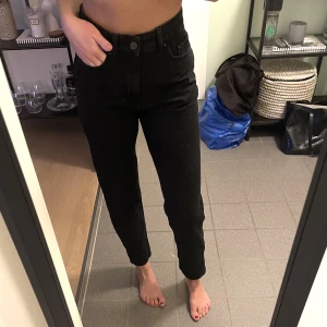 Jeans från Nelly - Svart/gråa jeans från Nelly. Storlek 32. Är 170 och dem är bra i längden på mig. Buda eller köp direkt för 100kr, köpte jeansen för 499kr. Använda fåtal gånger.
