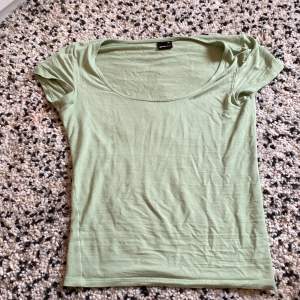 Jättefin grön tröja från Gina!💗 köpt i somras. Använd ca 5 gånger🤗 säljer för är inte riktigt min stil🫶🫶