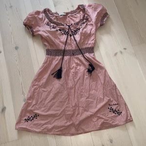 Sommar klänning  - Jättesöt sommar klänning. Randig med fint broderi. Riktig skandinavisk sommar vibe. Vita och röda ränder med mörkblått broderi . Broderade blommor. Inga tecken på användning. Många sydda detaljer på armarna