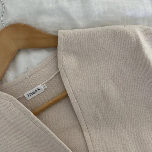 FILIPPA K - ljusbeige kofta - Ljusbeige kofta från Filippa K i storlek S. Använd få gånger, inga tecken på användning!