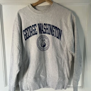 College-tröja GWU - Collegetröja utan luva, använd men i fint skick 🫶