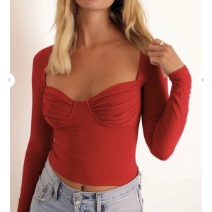 Röd topp - Jag säljer denna vackra röda topp från Chiquelle. Den är slutsåld överallt. Aldrig använd. Elegant och passar till många tillfällen. Den är i storlek L men är ganska liten i storleken så skulle passa även M