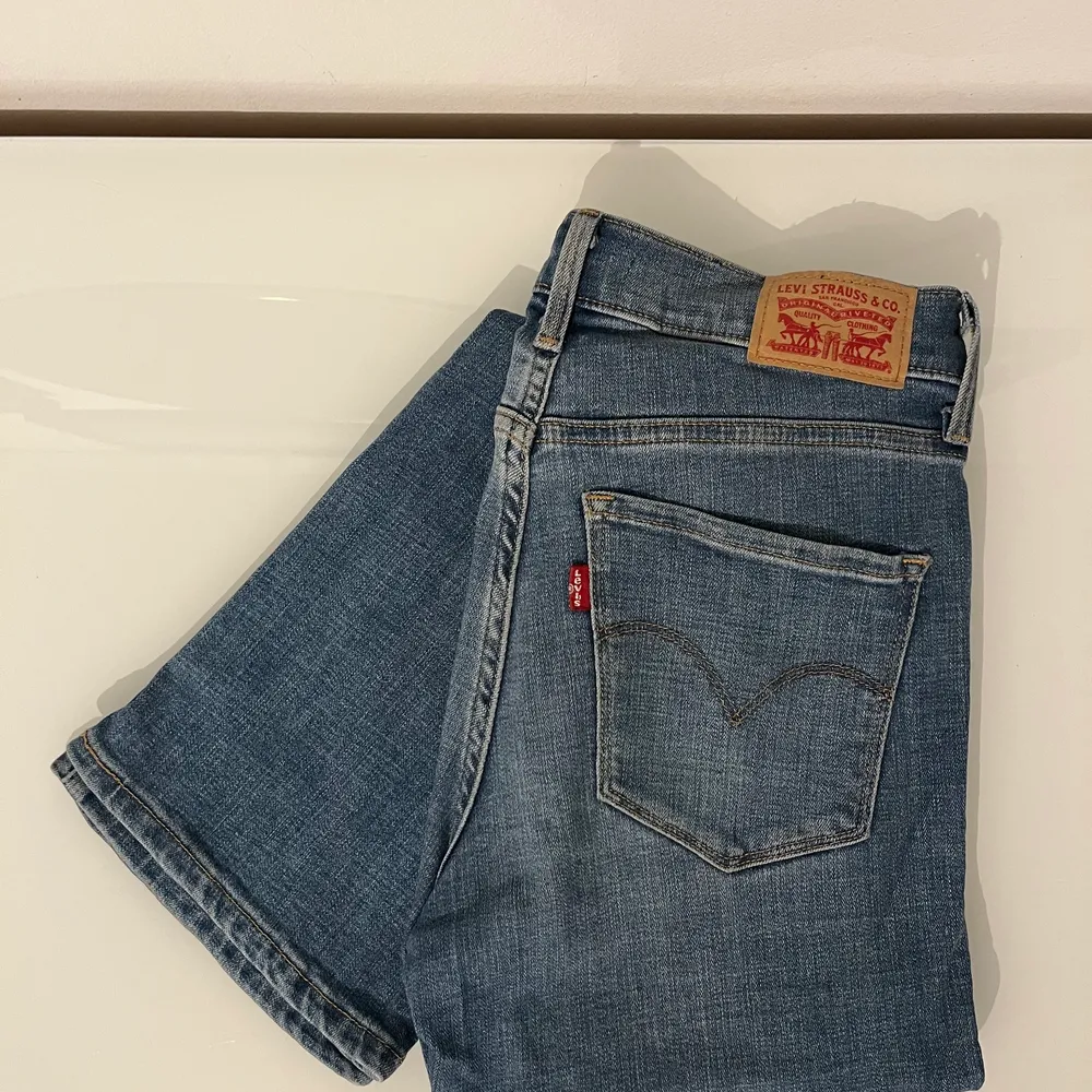 Ett par jeans från Levis, sparsamt använda. Strl 27, passar mig som är S-M. Kostymer.