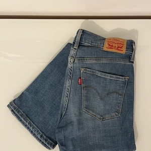 Levis jeans - Ett par jeans från Levis, sparsamt använda. Strl 27, passar mig som är S-M
