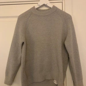 Zara stickad - Plagg i fint skick, använd få gånger. Säljer då den var för kort i ärmarna. Passformen är lite större, jag har normalt S och den sitter väldigt bra annars på mig. Den är lite ”nopprig” i tyget från början (bild 3) Köparen står för frakten! 