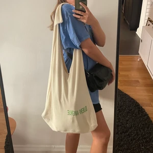 Djerf Avenue Totebag - Underbar totebag från Djerf Avenue i frotté liknande tyg. Banden är justerbara. Ficka på insidan. Använd fåtal gånger. Frakt 66 kr