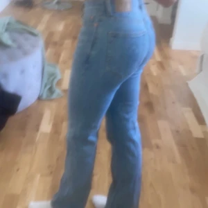 Jeans - Säljer dessa fina jeans från weekday i modelen twing,det är 24,30L dom sitter som en 34 .Jeansenär andvända fåtal gånger och inga flikar eller skador .Orgenal pris 500 