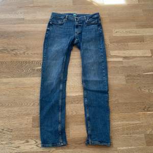 Jeans från winwin i stl M passar dig som är ca 175-180 cm