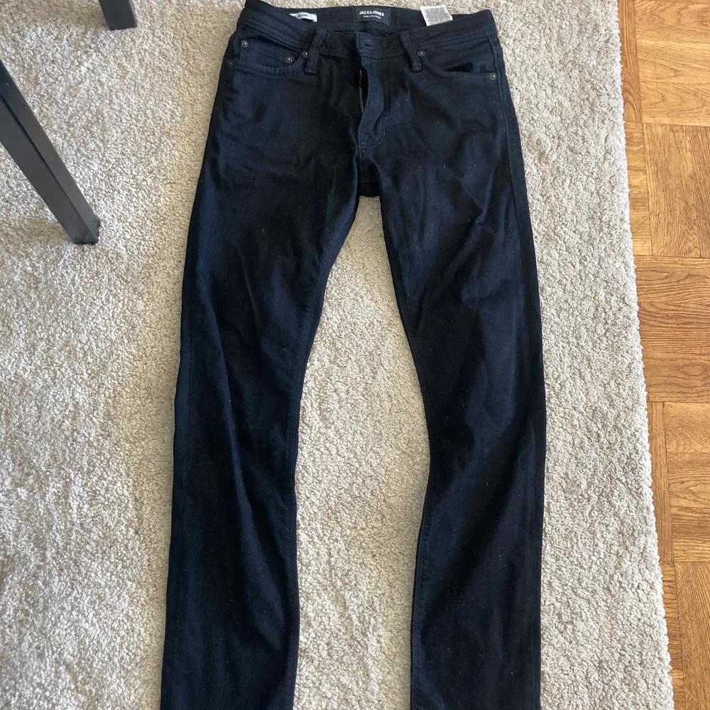 Svarta skinny låg midja jeans storlek 28/30 frakt ingår inte . Jeans & Byxor.