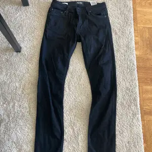 Svarta skinny låg midja jeans storlek 28/30 frakt ingår inte 
