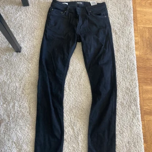 Jack&jones svarta skinn Jens slim/glenn  - Svarta skinny låg midja jeans storlek 28/30 frakt ingår inte 