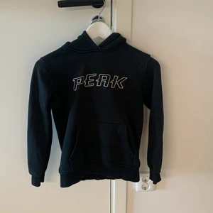 Peak performance hoodie - Säljer nu min peak hoodie då den är för liten. Skick 8/10. Säljer för 200kr.