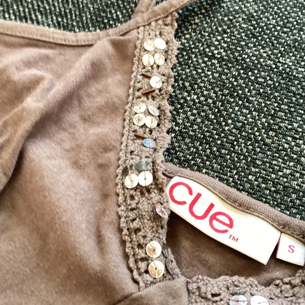 Fint linne från cue TM storlek S lite använd men säljs för att jag inte ska använda den mer, detaljerna är i ljusbrun färg.❤️ 29kr frakt. Toppar.