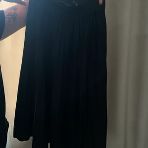 Lång svart kjol - Lång svart kjol! Lite ” veckad räfflad ”, smal midja. 