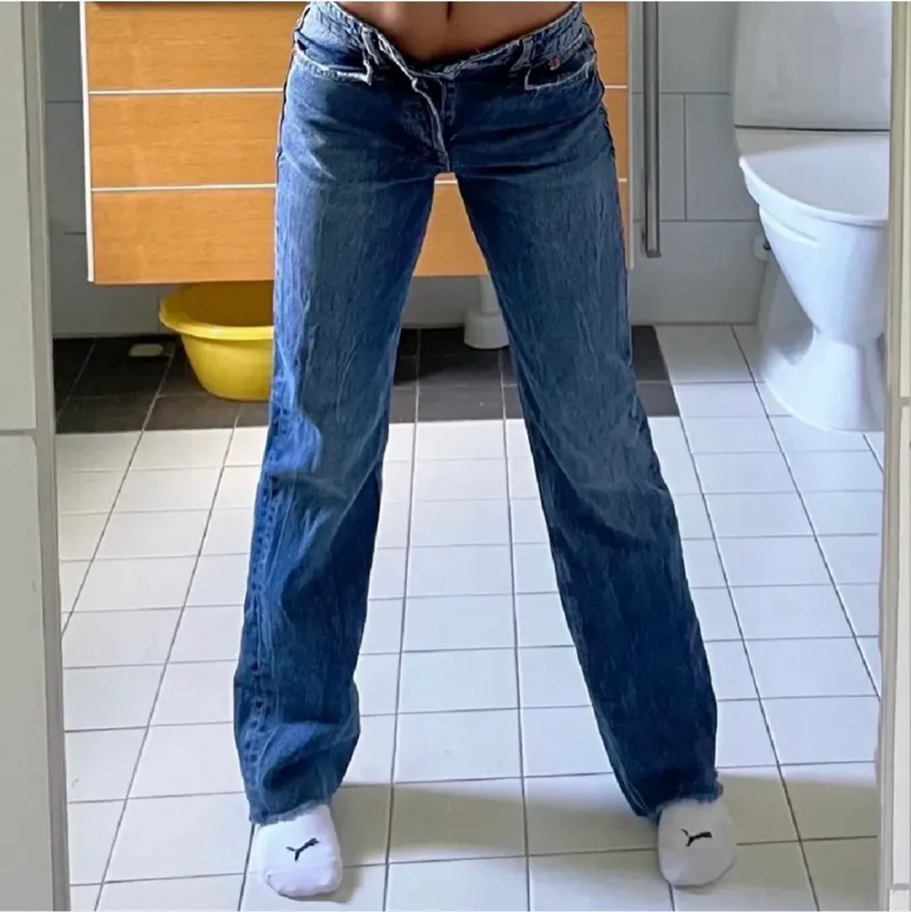 Zara midrise jeans superbra skick💕 Inte mina bilder!. Jeans & Byxor.