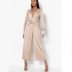 Jumpsuit  - Jumpsuit / Byxdress från Boohoo. Helt ny! Champagnefärg 