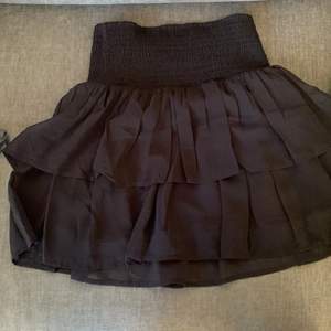 Säljer min kjol från Kappahl den är i fint skick 💗