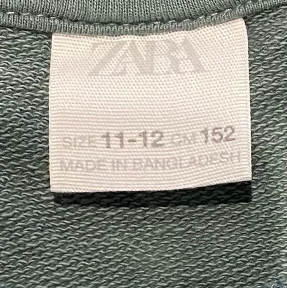 Grön tröja från zara barn, kommer inte till användning så de e därför jag säljer den ( köparen står för frakten )💞. Tröjor & Koftor.