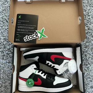Nike Air Jordan 1 Mid - Nike Air Jordan 1 Mid ”Chile Red”. Storlek 38.5.  Helt oanvända endast öppnade. Tagg från StockX för att visa att de är äkta medföljer och sitter kvar på skon.  Köpare står för eventuell frakt, pris kan diskuteras vid snabb och smidig affär!
