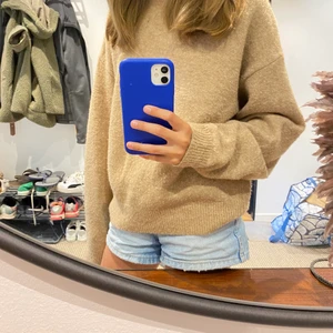 Stickad tröja  - Stickad beige polo tröja från h&m, jätte fin och skön men lite nopprig ( köparen står för frakten) 💖