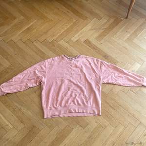 Säljer min rosa acne studios sweatshirt för jag använder aldrig den. Den har ett litet hål vid armen på tröjan så sänker priset. Det är storlek M men den är stor i storleken.