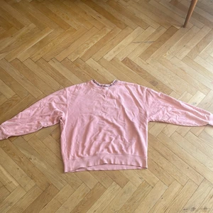 Acne studios sweatshirt pink  - Säljer min rosa acne studios sweatshirt för jag använder aldrig den. Den har ett litet hål vid armen på tröjan så sänker priset. Det är storlek M men den är stor i storleken.