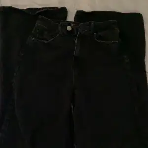 Säljer dessa vida svarta jeans från stradivarius då de är för långa för mig som är 159. Aldrig använda och i superbra skick! De kostade ca 325 när jag köpte de! 