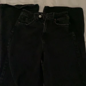 Vida svarta jeans strl 36 - Säljer dessa vida svarta jeans från stradivarius då de är för långa för mig som är 159. Aldrig använda och i superbra skick! De kostade ca 325 när jag köpte de! 
