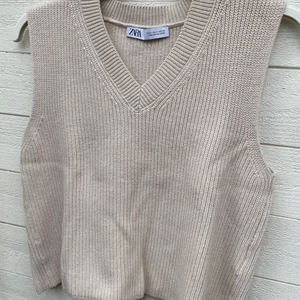 Stickad väst - Jättefin stickad väst från Zara i en ljus fin färg, knappt använd! Storlek M