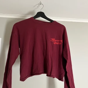 Kort långärmad tröja stl S - Långärmad tröja köpt från Carlings för något år sedan, märke STAY, storlek S, kort i kroppen, något oversized. Knappt använd. 