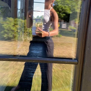 Svarta linnebyxor - Säljer mina svarta linnebyxor, dom är använda endast en gång, köpta på Öland och jag tycker dom liknar Lova widerbergs linnebyxor i designen litegrann❤️ för fler frågor skriv privat!