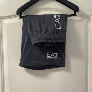 Emporio Armani shorts - M - EA7- Emporio Armani shorts (mörkgrå) glansigt material. Strl M. Väldigt Bra skick. Hör av dig vid frågor.