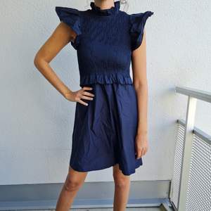 Oanvänd marinblå klänning från Shein i storlek S 