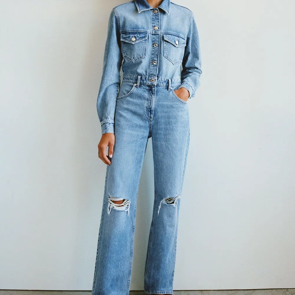 Jättefin jeansbyxdress från zara, strl S. Väldigt lite använd så i väldigt bra skick! Köparen står för frakten! . Jeans & Byxor.