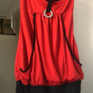 Klänning - Röd klänning stretchigt material Säljer för flytt så pris kan diskuteras