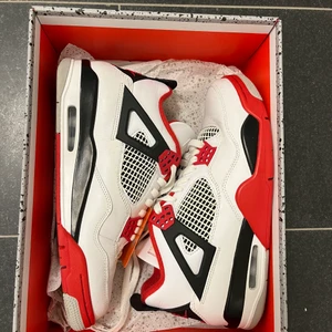 Nike Jordan 4 Fire red - Säljer ett par air Jordan 4 fire red i storlek 42. Aldrig använd dessa skor och säljer de eftersom att jag ej får användning av dem. Kontakta för fler bilder eller om du är intresserad. Pris: 4299. Köpta på Footlocker