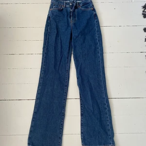 Blå jeans - Mörkblå jeans från bikbok i storlek 25/32. Inte använd många gånger, så är i väldigt bra skick. Nypris är 599kr
