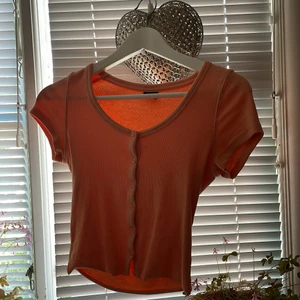 Peach färgad topp🍑 - Topp som är peach färgad, ribbad och har knappar i mitten☺️ Mkt stretchigt material och kommer från Gina🍑 Så söt topp!!!