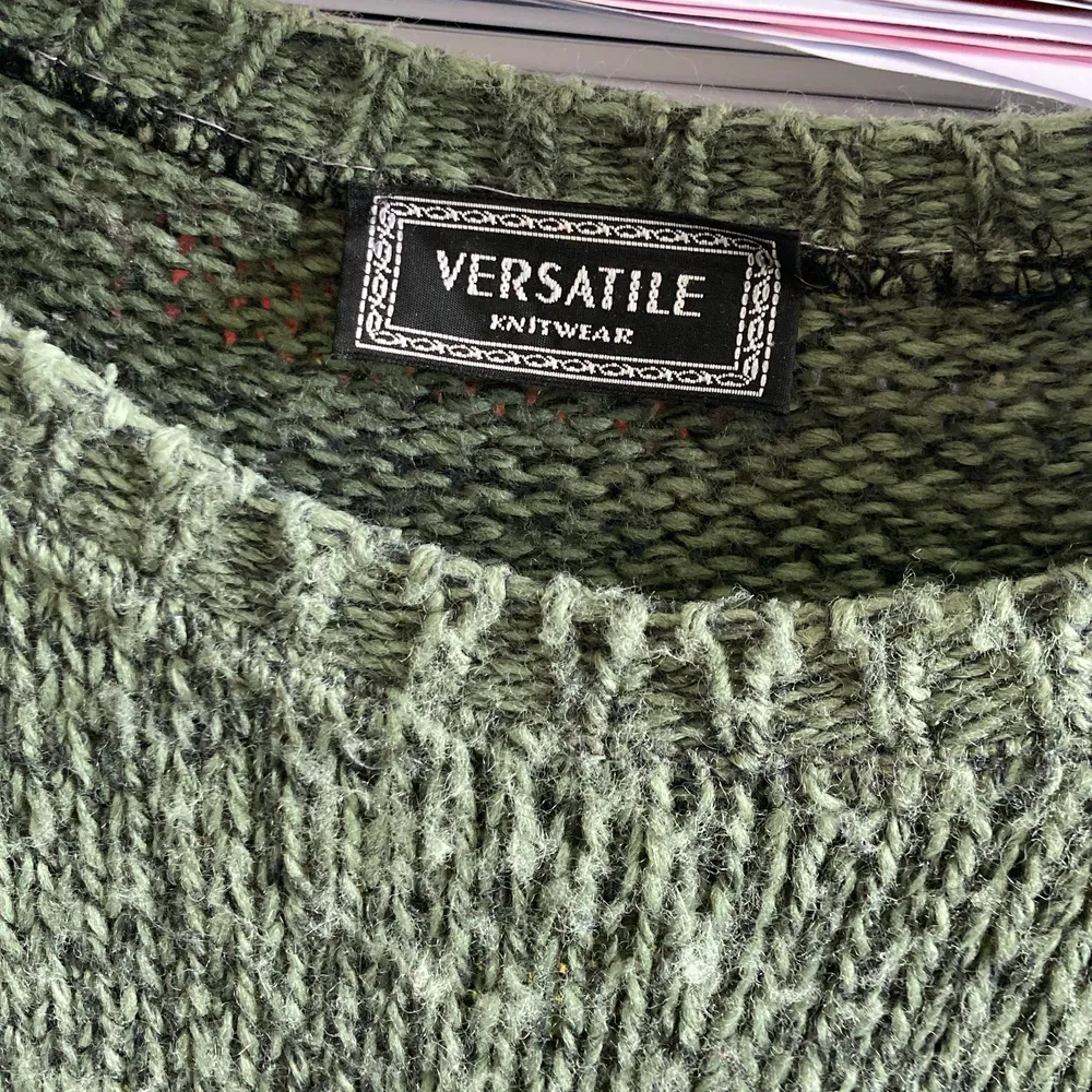 Hej!  Jag säljer en stickad tröja från märket Versatile. Den har små tussar med de kan man ta bort. Unisex, oversize. . Stickat.