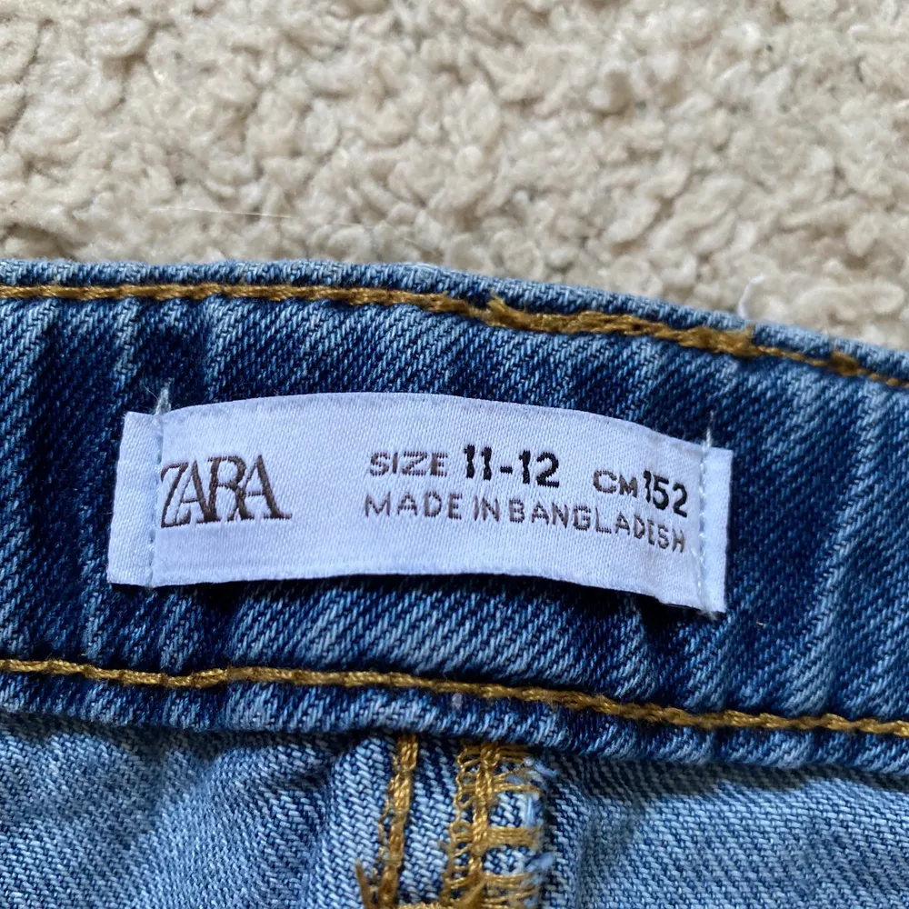 Ett par jeans som kommer från zara. Det har inte används mer än 3 gånger och är i bra form. Jag säljer dem för att de tyvärr har blivit jätte små för mig men jag hoppas att någon annan kanske kan ha dem💕 midjemått:69 innerbenslängd:61  En kort modell❣️. Jeans & Byxor.