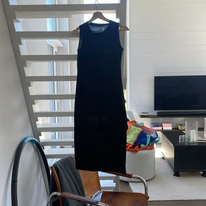 Klänning med slits  - Jätte fin lång svart klänning med slits från ripcurl, andvönd bara några få tals gånger och passar perfekt in till all sammanhang