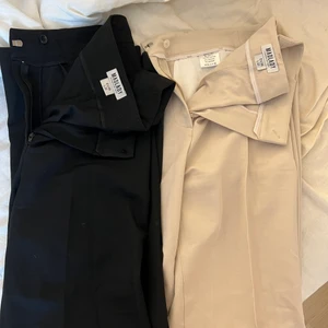 Kostymbyxor  - De svarta är använda fåtal gånger och de beiga är helt oanvända, lapp finns fortfarande kvar samt påsen som dem kom i. Storlek 38-L32 på båda. Bra i längden på mig som är 168. Svarta sålda!’ Köpta för 549kr/st på madlady