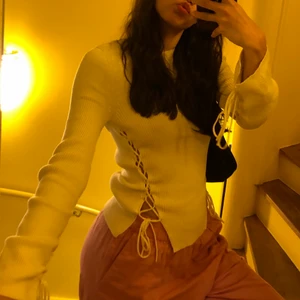 Other stories topp - Stickad tröja i bomull och ull från otherstories. 