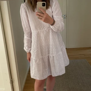 Vit sommarklänning - Endast testad fin vit sommarklänning från boohoo. Storlek 34 men passar mig som är S-M så skulle påstå att den sitter som en 36, passar även 34 och 38. 100kr + frakt. Pris kan diskuteras 🤍 BETALNING VIA SWISH SÅ EJ KÖP NU!!