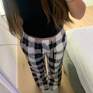 pyjamasbyxor  - pyjamasbyxor köpta från shein för ett tag sen, bara provade och säljs då dom aldrig kommer till användning, därför i nyskick.  60 + frakt (39 kr) (köparen står för frakten!)