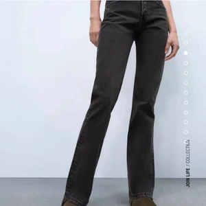 Zara mid rise jeans  - Jag säljer dessa snygga mid rise jeans från zara i stl 36, dom är använda ett fåtal gånger och säljer då dom är lite stora för mig. Men dom skulle passa bra till någon som är mellan 164-170 ca! Ny pris är ca 350 kr och säljer för 250kr!